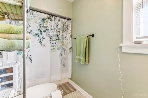 Bath - 3617 Darwin Ave, Cheviot, OH 45211 photo 3 of 4