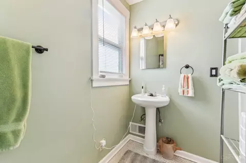 Bath - 3617 Darwin Ave, Cheviot, OH 45211 photo 4 of 4
