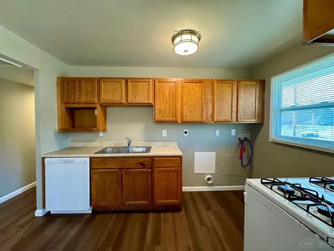 Kitchen - 9568 Amarillo Ct, Cincinnati, OH 45231 photo 3 of 4