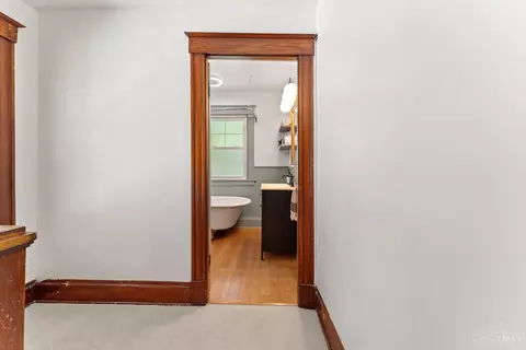 Bath - 4300 Watterson St, Cincinnati, OH 45227 photo 1 of 4