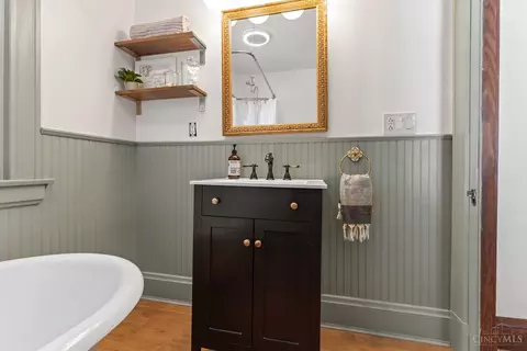 Bath - 4300 Watterson St, Cincinnati, OH 45227 photo 3 of 4