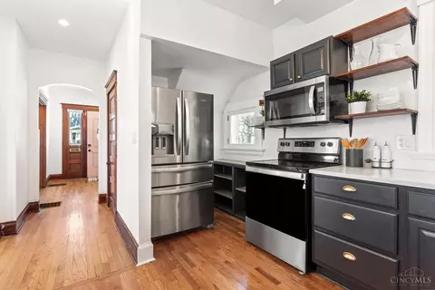 Kitchen - 4300 Watterson St, Cincinnati, OH 45227 photo 4 of 5