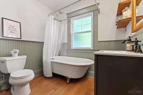 Bath - 4300 Watterson St, Cincinnati, OH 45227 photo 2 of 4