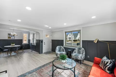 Living - 6267 Elbrook Ave, Golf Manor, OH 45237 photo 2 of 4