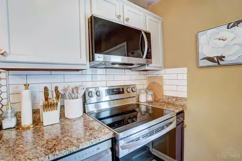 1432 Hazelgrove Dr, Cincinnati, OH 45240 photo 9