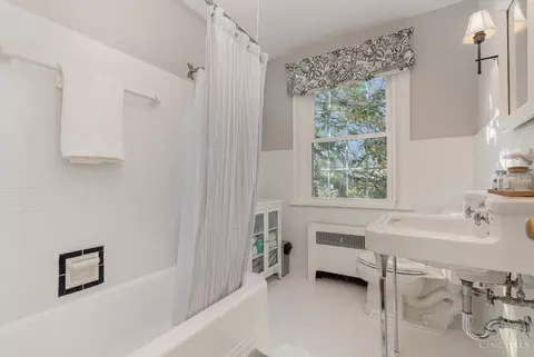 Bath - 3014 Alpine Ter, Cincinnati, OH 45208 photo 3 of 4