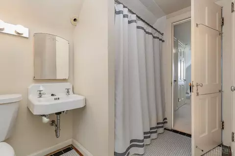 Bath - 3014 Alpine Ter, Cincinnati, OH 45208 photo 4 of 4