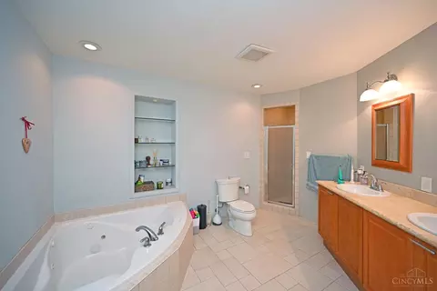 Bath - 324 Milton St, Cincinnati, OH 45202 photo 2 of 4
