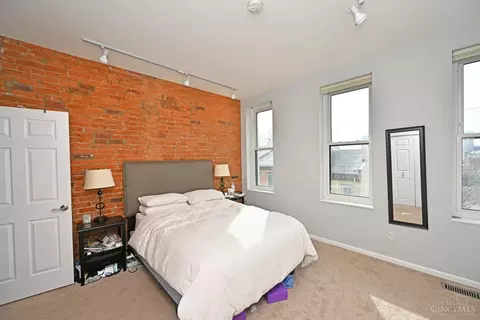 Bedroom - 324 Milton St, Cincinnati, OH 45202 photo 1 of 6