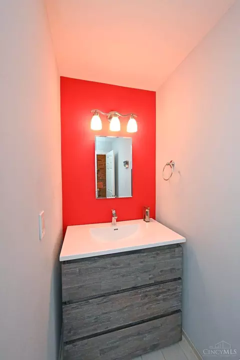 Bath - 324 Milton St, Cincinnati, OH 45202 photo 1 of 4