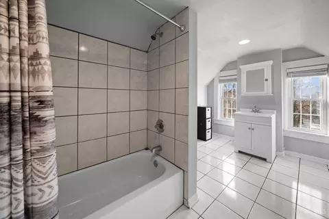 Bath - 2715 Hackberry St, Cincinnati, OH 45206 photo 7 of 8