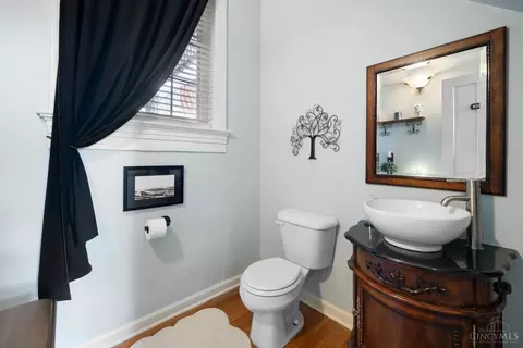 Bath - 2715 Hackberry St, Cincinnati, OH 45206 photo 1 of 8