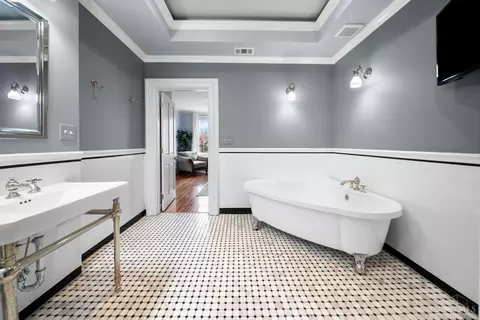 Bath - 2715 Hackberry St, Cincinnati, OH 45206 photo 5 of 8