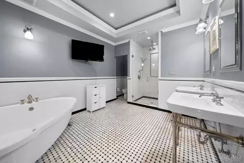 Bath - 2715 Hackberry St, Cincinnati, OH 45206 photo 3 of 8