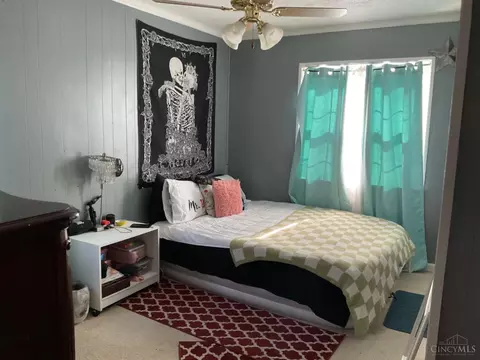 Bedroom - 2073 Springdale Rd, Cincinnati, OH 45231 photo 2 of 3