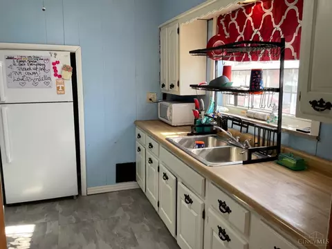 Kitchen - 2073 Springdale Rd, Cincinnati, OH 45231 photo 2 of 2