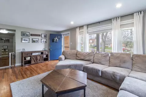 Living - 112 Elmlinger Dr, Mason, OH 45040 photo 2 of 3