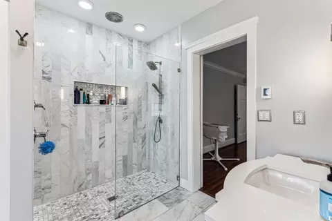 Bath - 2137 Easthill Ave, Cincinnati, OH 45208 photo 3 of 5