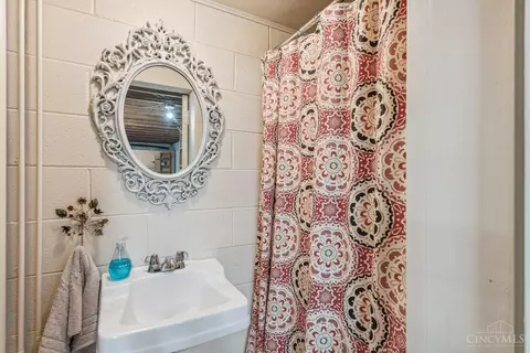 Bath - 7509 Ginger Ln, Cincinnati, OH 45244 photo 4 of 4