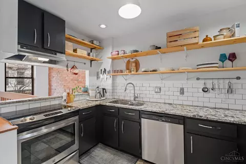 Kitchen - 333 Milton St, Cincinnati, OH 45202 photo 2 of 4