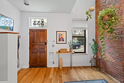 Living - 333 Milton St, Cincinnati, OH 45202 photo 2 of 5