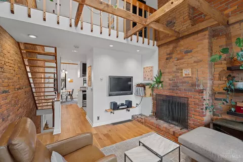 Living - 333 Milton St, Cincinnati, OH 45202 photo 3 of 5