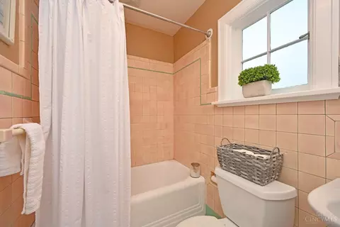 Bath - 3755 Indianview Ave, Mariemont, OH 45227 photo 2 of 3
