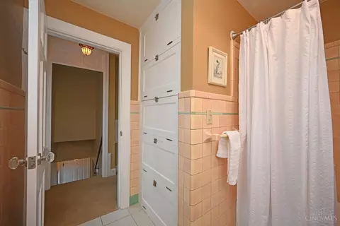 Bath - 3755 Indianview Ave, Mariemont, OH 45227 photo 3 of 3