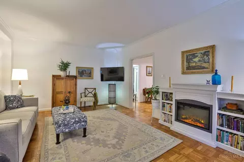 Living - 2378 Madison Rd #E3E, Cincinnati, OH 45208 photo 2 of 6