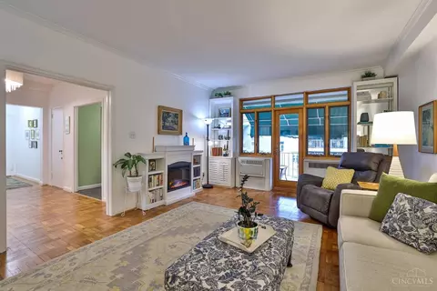 Living - 2378 Madison Rd #E3E, Cincinnati, OH 45208 photo 1 of 6