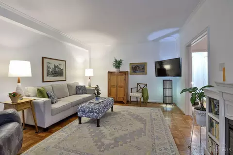 Living - 2378 Madison Rd #E3E, Cincinnati, OH 45208 photo 3 of 6
