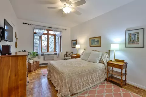 Bedroom - 2378 Madison Rd #E3E, Cincinnati, OH 45208 photo 1 of 3