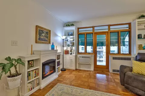 Living - 2378 Madison Rd #E3E, Cincinnati, OH 45208 photo 5 of 6
