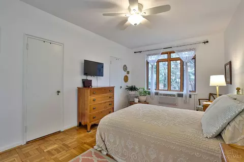 Bedroom - 2378 Madison Rd #E3E, Cincinnati, OH 45208 photo 2 of 3