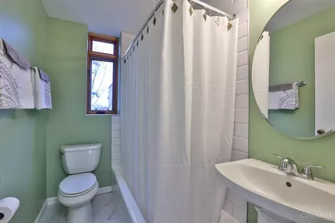 Bath - 2378 Madison Rd #E3E, Cincinnati, OH 45208 photo 1 of 1