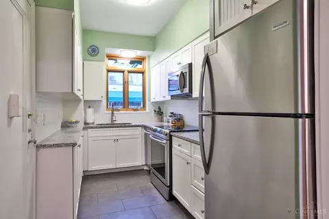 Kitchen - 2378 Madison Rd #E3E, Cincinnati, OH 45208 photo 1 of 3