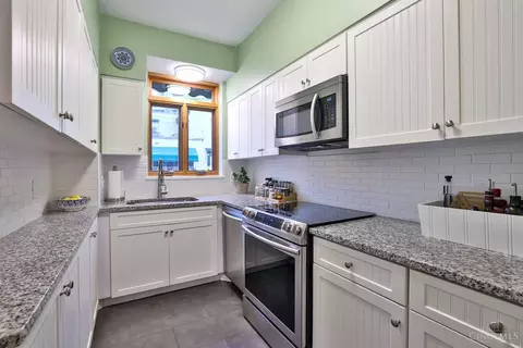 Kitchen - 2378 Madison Rd #E3E, Cincinnati, OH 45208 photo 3 of 3