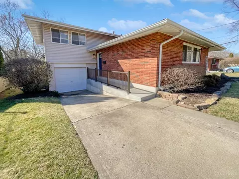 825 Cascade Rd, Forest Park, OH 45240