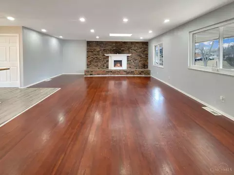 Living - 11331 Gravenhurst Dr, Cincinnati, OH 45231 photo 3 of 4