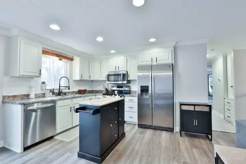 Kitchen - 3930 Irwin Simpson Rd, Mason, OH 45040 photo 3 of 4