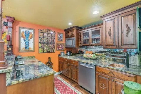 Kitchen - 786 Stoneharbor Ln, Hamilton Township, OH 45039 photo 5 of 5