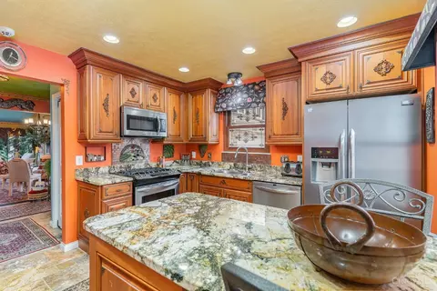 Kitchen - 786 Stoneharbor Ln, Hamilton Township, OH 45039 photo 2 of 5