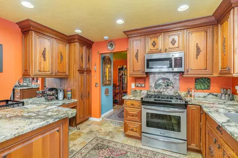 Kitchen - 786 Stoneharbor Ln, Hamilton Township, OH 45039 photo 4 of 5