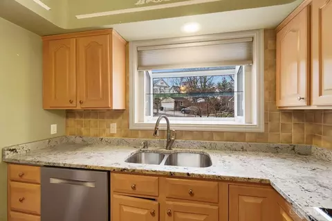 Kitchen - 1331 Hayward Ct, Cincinnati, OH 45208 photo 5 of 8