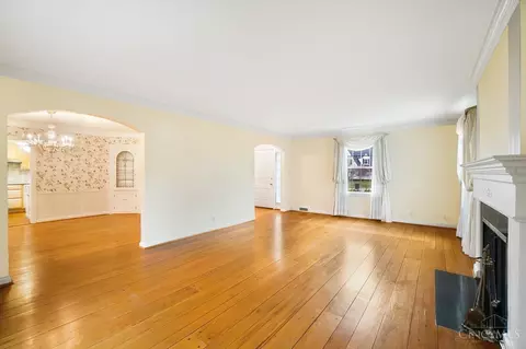 Living - 1331 Hayward Ct, Cincinnati, OH 45208 photo 3 of 5