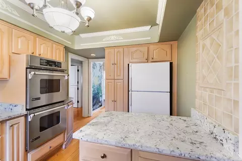 Kitchen - 1331 Hayward Ct, Cincinnati, OH 45208 photo 7 of 8