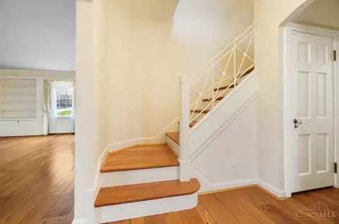 Entry Way - 1331 Hayward Ct, Cincinnati, OH 45208 photo 2 of 2