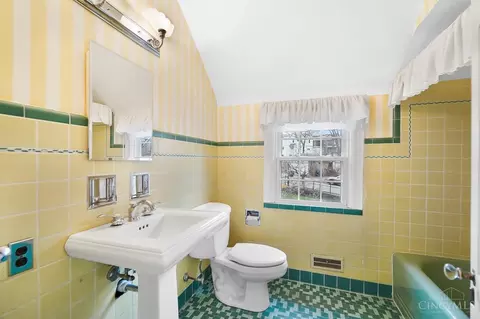 Bath - 1331 Hayward Ct, Cincinnati, OH 45208 photo 3 of 4