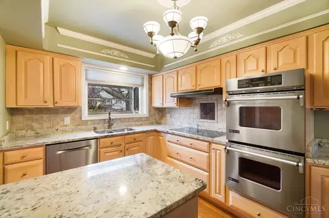 Kitchen - 1331 Hayward Ct, Cincinnati, OH 45208 photo 3 of 8