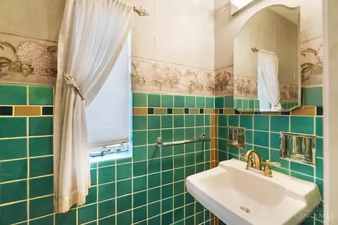 Bath - 1331 Hayward Ct, Cincinnati, OH 45208 photo 1 of 4